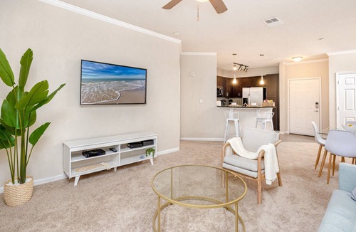 Port Tampa City Apartment | Cozy 2BD with Pool - Travel Professional Getaway