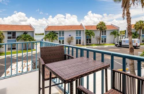 Madeira Beach House | Cozy 2BR Madeira Home near Beach with Pool