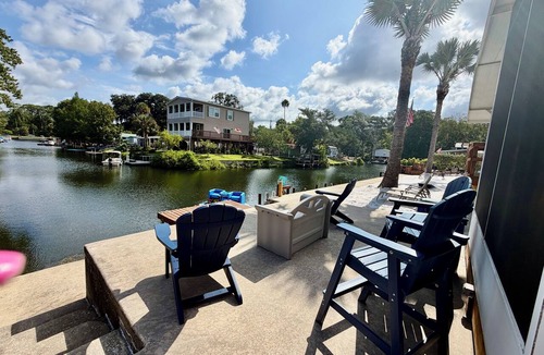 Weeki Wachee Gardens Cottage | Cozy 3-bedrm cottage w 100’ beach vibes, SUP’s, cabana, dock, guest home option
