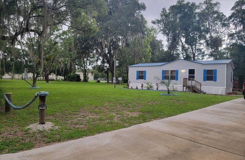 Welaka House | Cozy 3-bedroom, 2 full bath mobile home on half acre in charming Welaka!