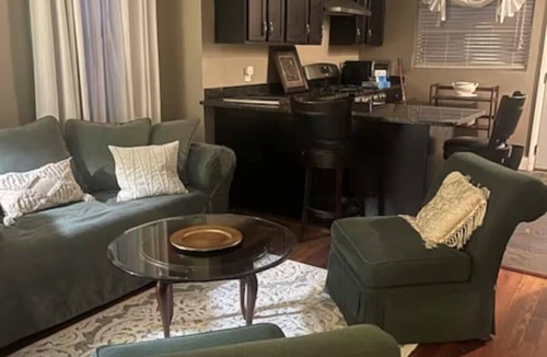 SoHo House | Cozy apartment in charming Mediterranean Spanish Duplex in Historic Hyde Park