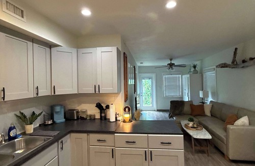 Tarpon Springs Apartment | Cozy Apt Walk to Downtown & Greektown