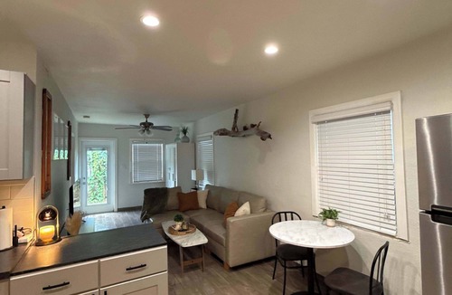 Tarpon Springs Apartment | Cozy Apt Walk to Downtown & Greektown