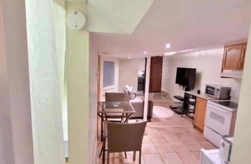Oakwood Village Apartment | Cozy basement studio apartment- World Cup apartment