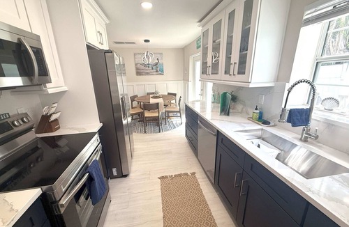 Ilexhurst House | Cozy Beach Cottage, Pet Friendly