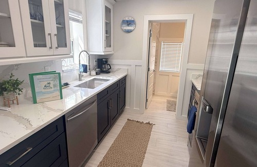 Ilexhurst House | Cozy Beach Cottage, Pet Friendly
