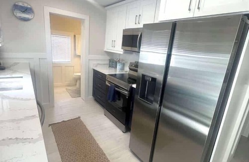 Ilexhurst House | Cozy Beach Cottage, Pet Friendly