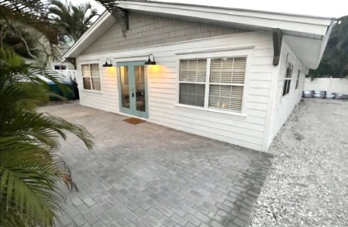 Ilexhurst House | Cozy Beach Cottage, Pet Friendly