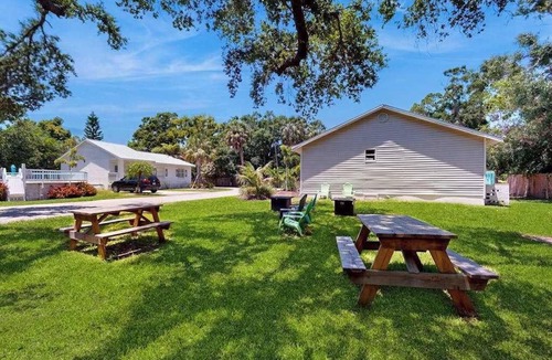 Bayou Oaks House | Cozy bungalow with shared pool, internet, onsite washer and dryer