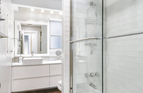 Walsingham House | Cozy clean 2/2 close to the beaches + lanai + firepit + private fenced yard