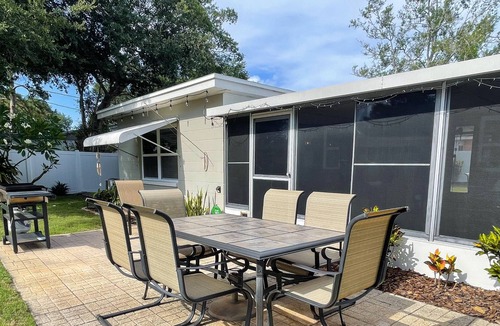 Walsingham House | Cozy clean 2/2 close to the beaches + lanai + firepit + private fenced yard
