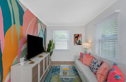 Largo Cottage | Cozy Clearwater Getaway – 10 Mins to Beach