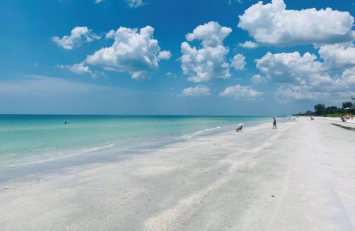 Largo Cottage | Cozy Clearwater Getaway – 10 Mins to Beach