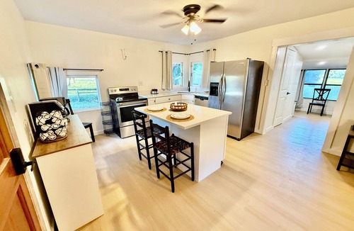 Altoona House | Cozy Cottage Close to Springs + Ocala Forest + Bike Trail Firepit