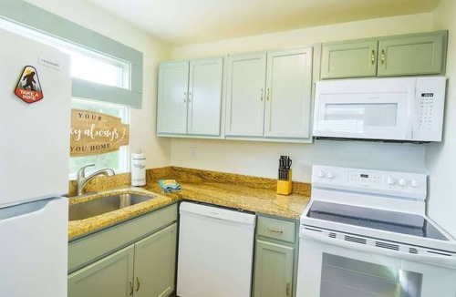 Ducktown Cottage | Cozy Cottage near Ocoee White Water Rafting Outfitters with Hot Tub!