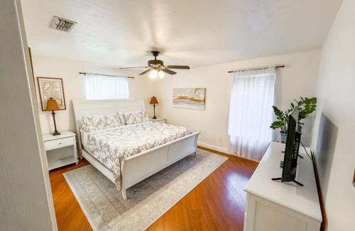 Wildwood House | Cozy Cottage private back yard and free coffee