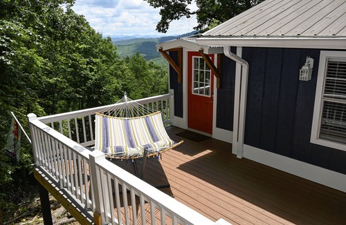 Indian Rock Springs Cabin | Cozy Cottage with GREAT Mtn Views & Hot Tub & Outdoor Shower Close to the Ocoee