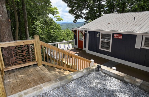 Indian Rock Springs Cabin | Cozy Cottage with GREAT Mtn Views & Hot Tub & Outdoor Shower Close to the Ocoee