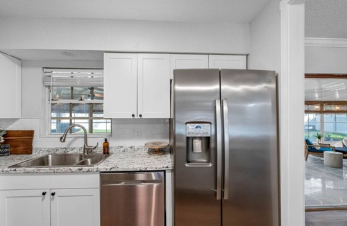 Largo House | Cozy Cottage with pool minutes from the beach