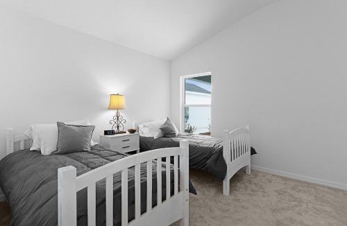Okahumpka House | Cozy Family Stay- Queen-Double-Twins Bed- Full Kitchen-Netflix-Golf Cart-WiFi