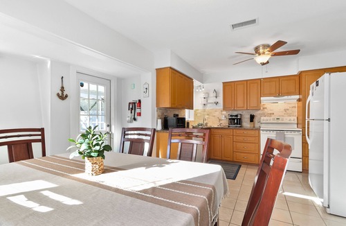 Bay Pines House | Cozy House Minutes From Gulf Beaches and Shopping! Heated Pool In Paradise!