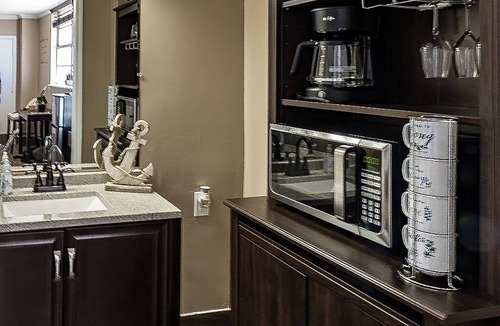 South Peninsula Historic District Condo | Cozy Just Renovated Clean Ocean View Condo Private Beach Access + Pools WiFi