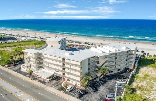 South Peninsula Historic District Condo | Cozy Just Renovated Clean Ocean View Condo Private Beach Access + Pools WiFi