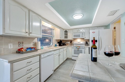 Marthas Vineyard House | Cozy Oasis Screened Pool Picturesque Water Canal Views!