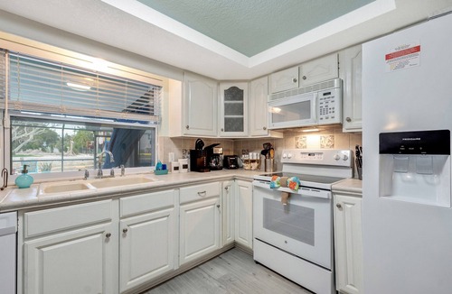 Marthas Vineyard House | Cozy Oasis Screened Pool Picturesque Water Canal Views!