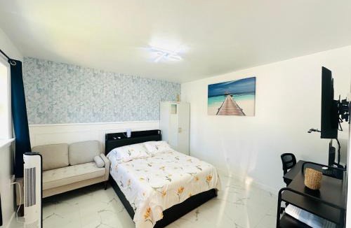Seminole Apartment | Cozy Private Studio with Hot Tub and Workspace Near Gulf Beaches