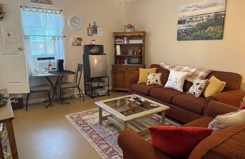 Gaffney Apartment | Cozy, Quiet, in nice neighborhood. 2 miles from I-85 and Outlet Mall.