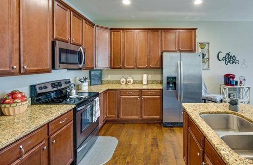Greenville House | Cozy South Carolina Retreat w/Patio & Fireplace!