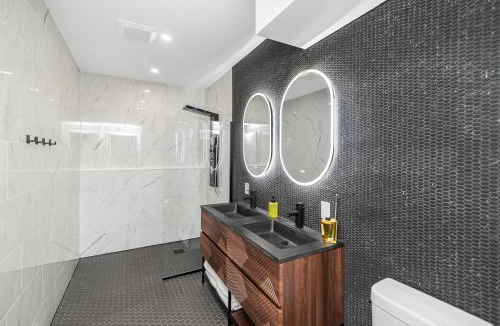 Hamilton Apartment | Cozy Spacious 2BR Suite with Parking & Wi-Fi