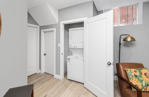 Hamilton Apartment | Cozy Spacious 2BR Suite with Parking & Wi-Fi