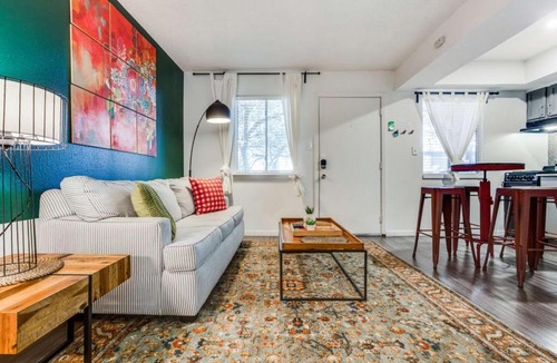 Barton Hills Apartment | CozySuites Studio Skyline Barton Creek #01