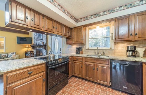Helen House | CREEK FRONT RETREAT | GAME ROOM | HOT TUB |
