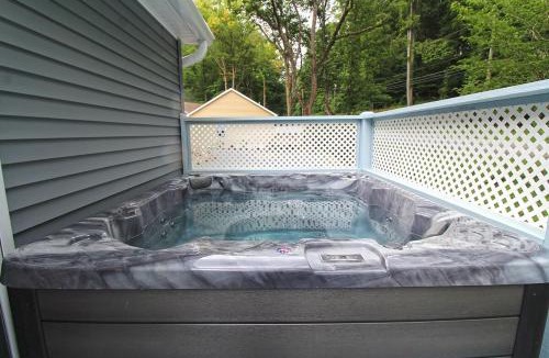 Bryson City Ski Chalet | Creekside Delight Beautifully Equipped Creekside Cottage