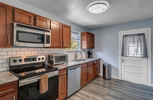 Lakeshore South House | Cute cottage in Central Jax | 10 min from NAS Jax