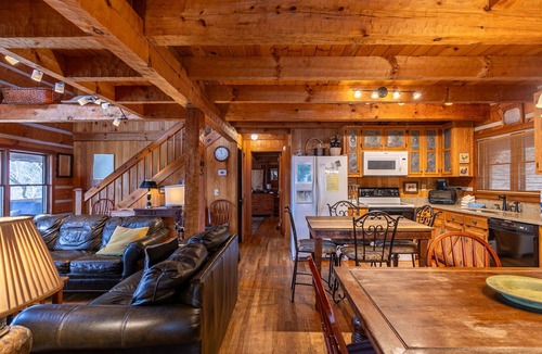 Boone Cabin | Daniel Boone Lodge- Hot Tub-Pet Friendly-Pool Table-Nearby New River
