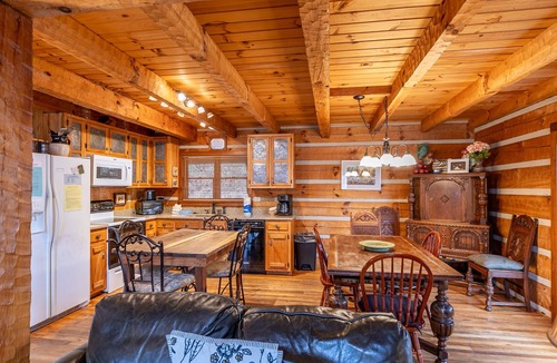 Boone Cabin | Daniel Boone Lodge- Hot Tub-Pet Friendly-Pool Table-Nearby New River