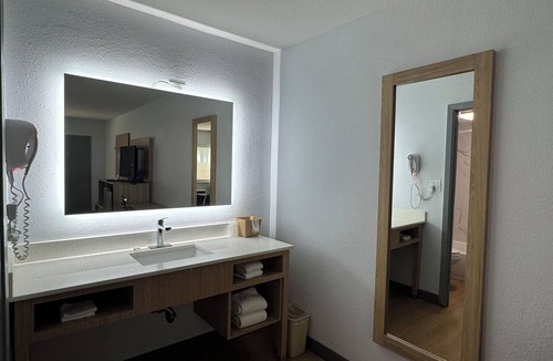 Gainesville Hotel | Days Inn by Wyndham Gainesville Hospital/University Area
