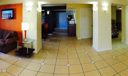 Tampa Hotel | Days Inn & Suites by Wyndham Tampa near Ybor City
