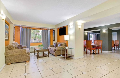 Tampa Hotel | Days Inn & Suites by Wyndham Tampa near Ybor City