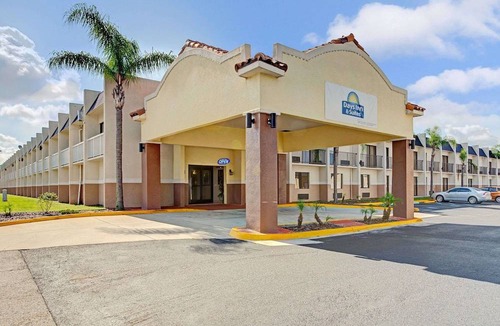 Tampa Hotel | Days Inn & Suites by Wyndham Tampa near Ybor City
