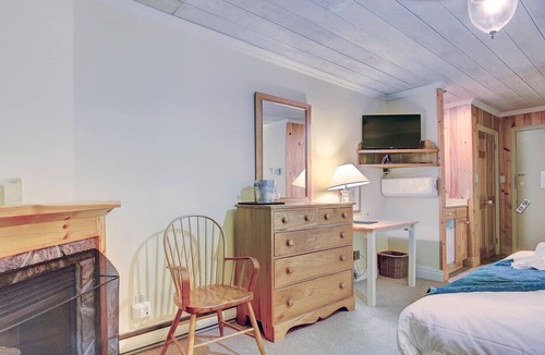 Sutton Apartment | Dazzling waterfront suite at Jackson point (Lakeside)