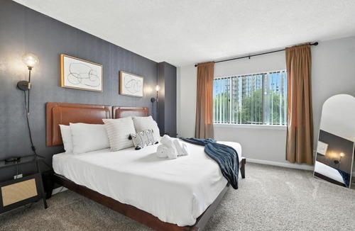 Crystal City Apartment | DC Launchpad Sleeps 8 |King Bed, Balcony & Parking