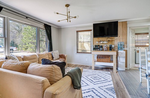Myrtle Grove Cottage | Deck & Spacious Yard! Wilmington Gem on Half-Acre