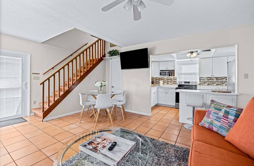 Belleair Beach Condo | Delightful condo with beach and pool access washer dryer