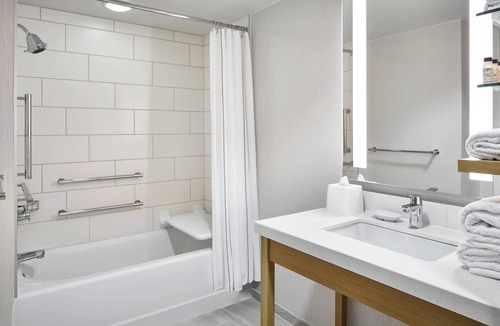 Norfolk - Virginia Beach Hotel | Delta Hotels by Marriott Norfolk Airport