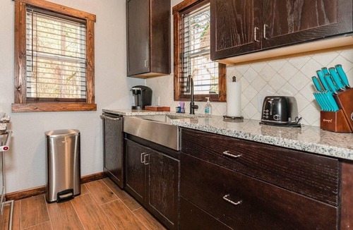 Bronson Resort | Deluxe King One-Bedroom Cottage (Mobility Accessible)